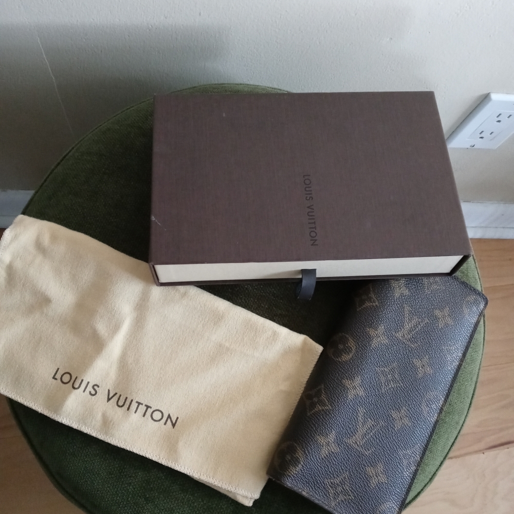 Louis Vuitton Brazza wallet
